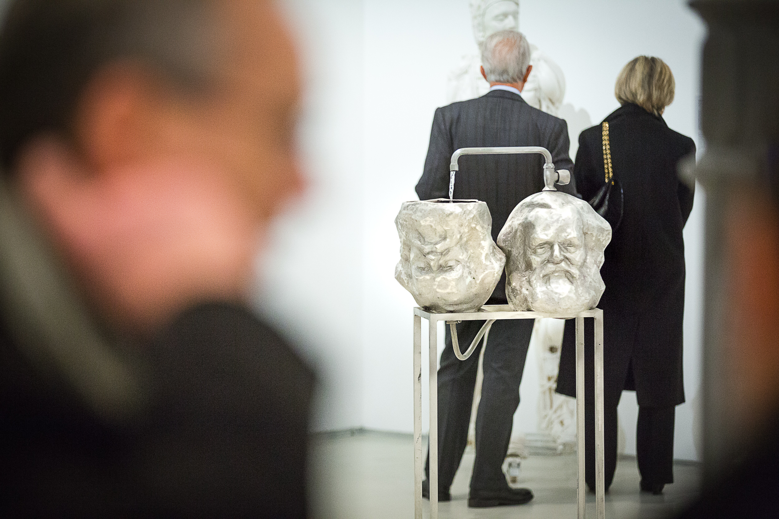 Otwarcie wystawy prac z Kolekcji MOCAK-u w Rzymie, fot. Giovanni Stella, courtesy Fondazione MAXXI | w tle praca Krzysztofa M. Bednarskiego //Czytanie// Kapitału (Das Kapital //lesen//) (2014)