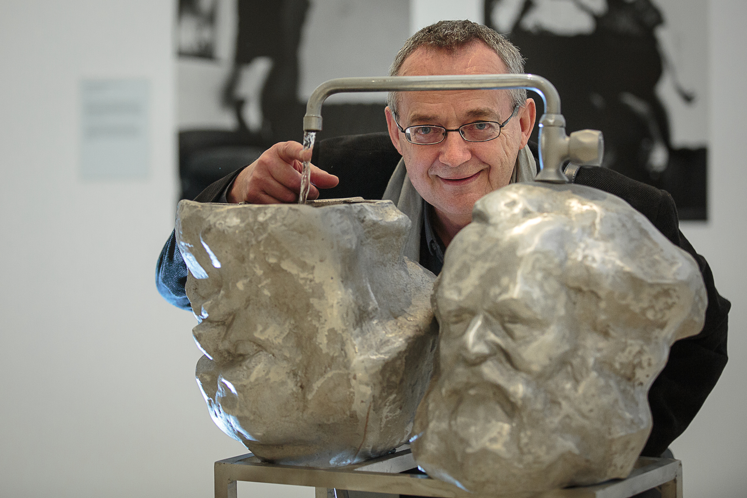 Otwarcie wystawy prac z Kolekcji MOCAK-u w Rzymie, fot. Giovanni Stella, courtesy Fondazione MAXXI | Krzysztof M. Bednarski ze swoją pracą //Czytanie// Kapitału (2014)