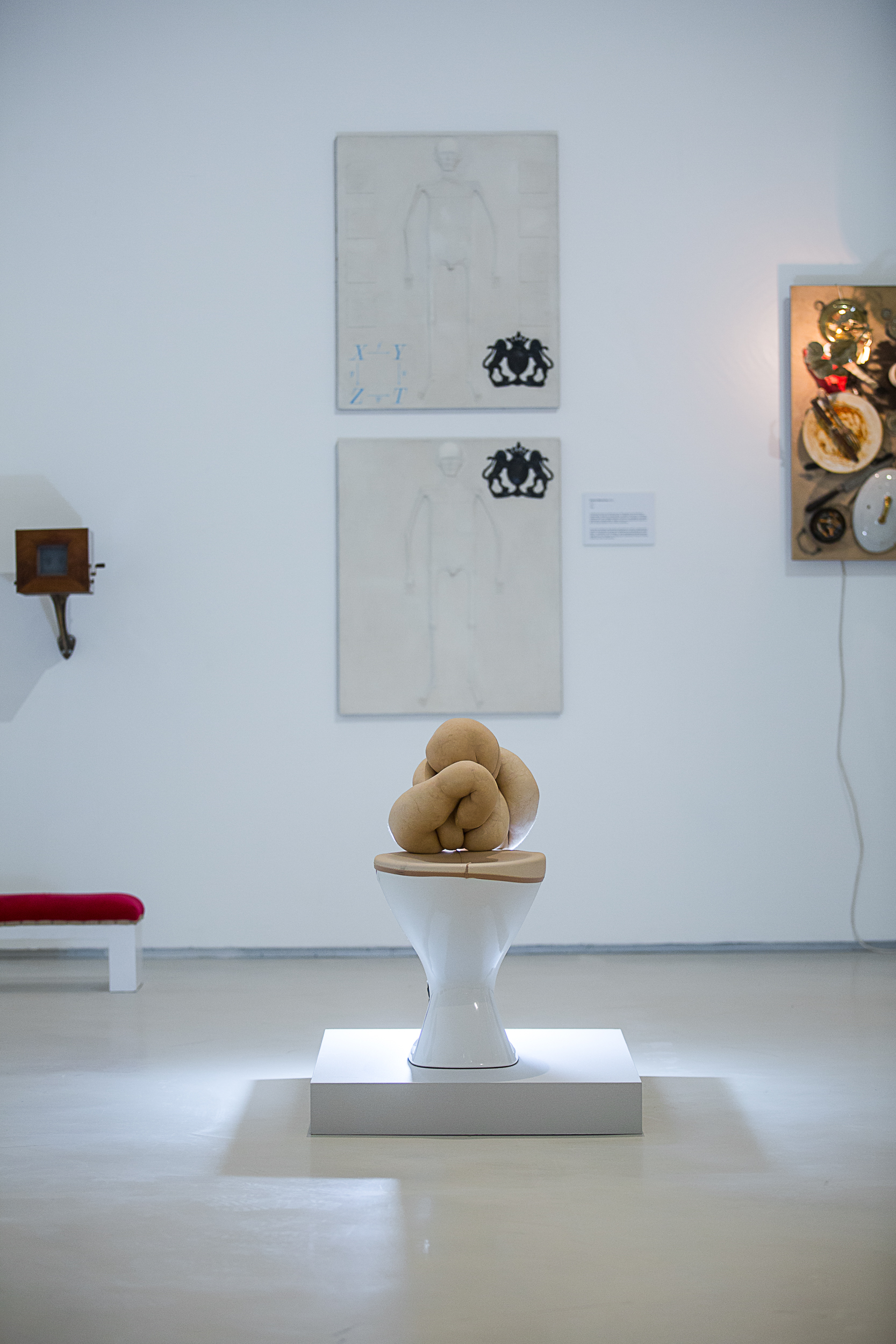 Wystawa prac z Kolekcji MOCAK-u w Rzymie, fot. Giovanni Stella, courtesy Fondazione MAXXI | widoczne prace Sarah Lucas, Mariana Warzechy and fragmenty prac Przemysława Jasielskiego i Daniela Spoerriego