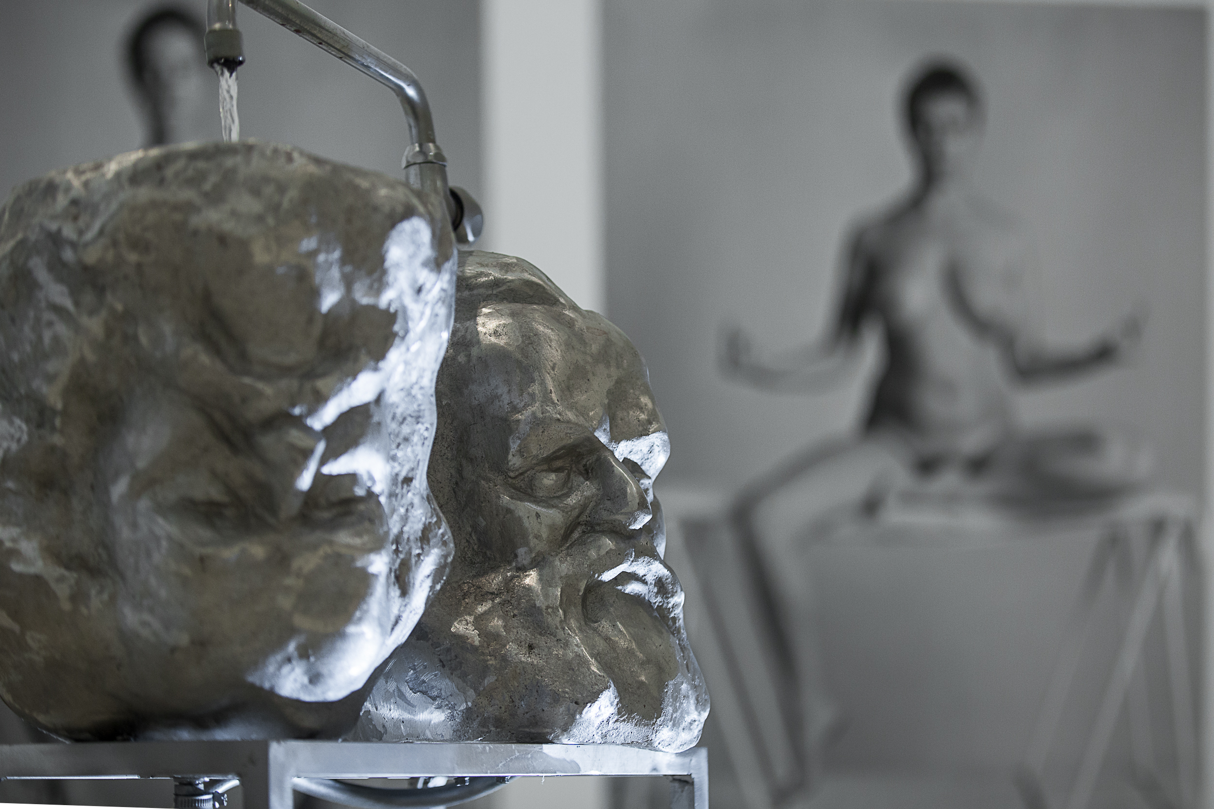 Wystawa prac z Kolekcji MOCAK-u w Rzymie, fot. Giovanni Stella, courtesy Fondazione MAXXI | widoczne prace Krzysztofa M. Bednarskiego //Czytanie// Kapitału (2014) oraz fragment //Fuck Me, Fuck You, Peace// (1997) Katarzyny Górnej