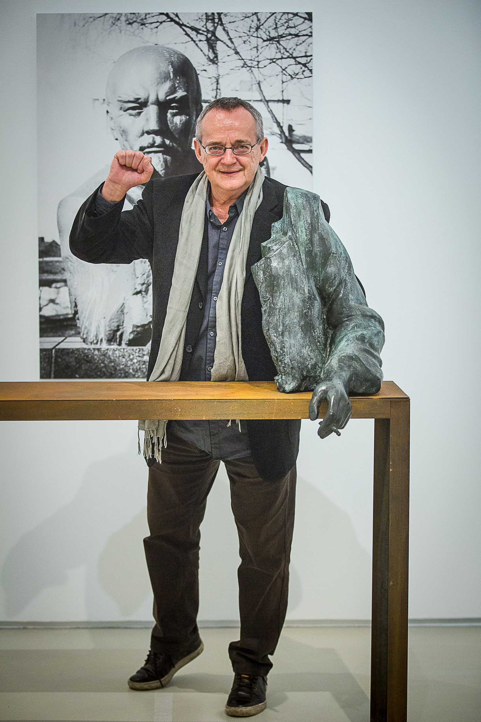 Otwarcie wystawy prac z Kolekcji MOCAK-u w Rzymie, fot. Giovanni Stella, courtesy Fondazione MAXXI | Krzysztof M. Bednarski ze swoją pracą //Brakująca ręka Lenina// (1995)