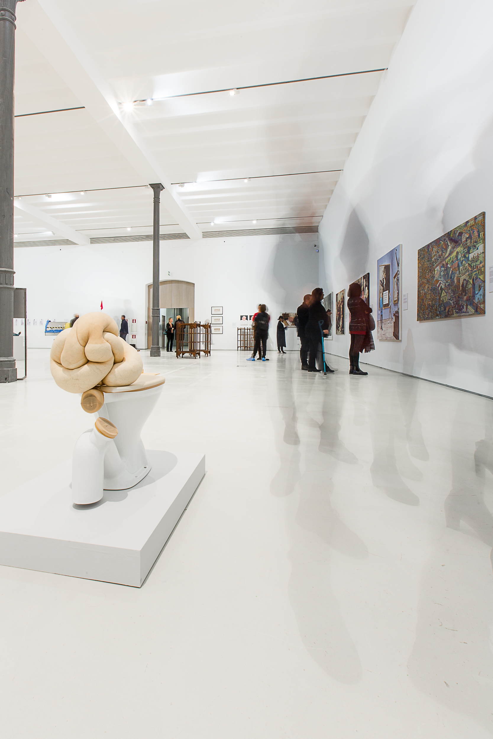 Otwarcie wystawy prac z Kolekcji MOCAK-u w Rzymie, fot. Giovanni Stella, courtesy Fondazione MAXXI | na pierwszym planie widoczna praca Sarah Lucas // Sucky Thing 2011// (2011)