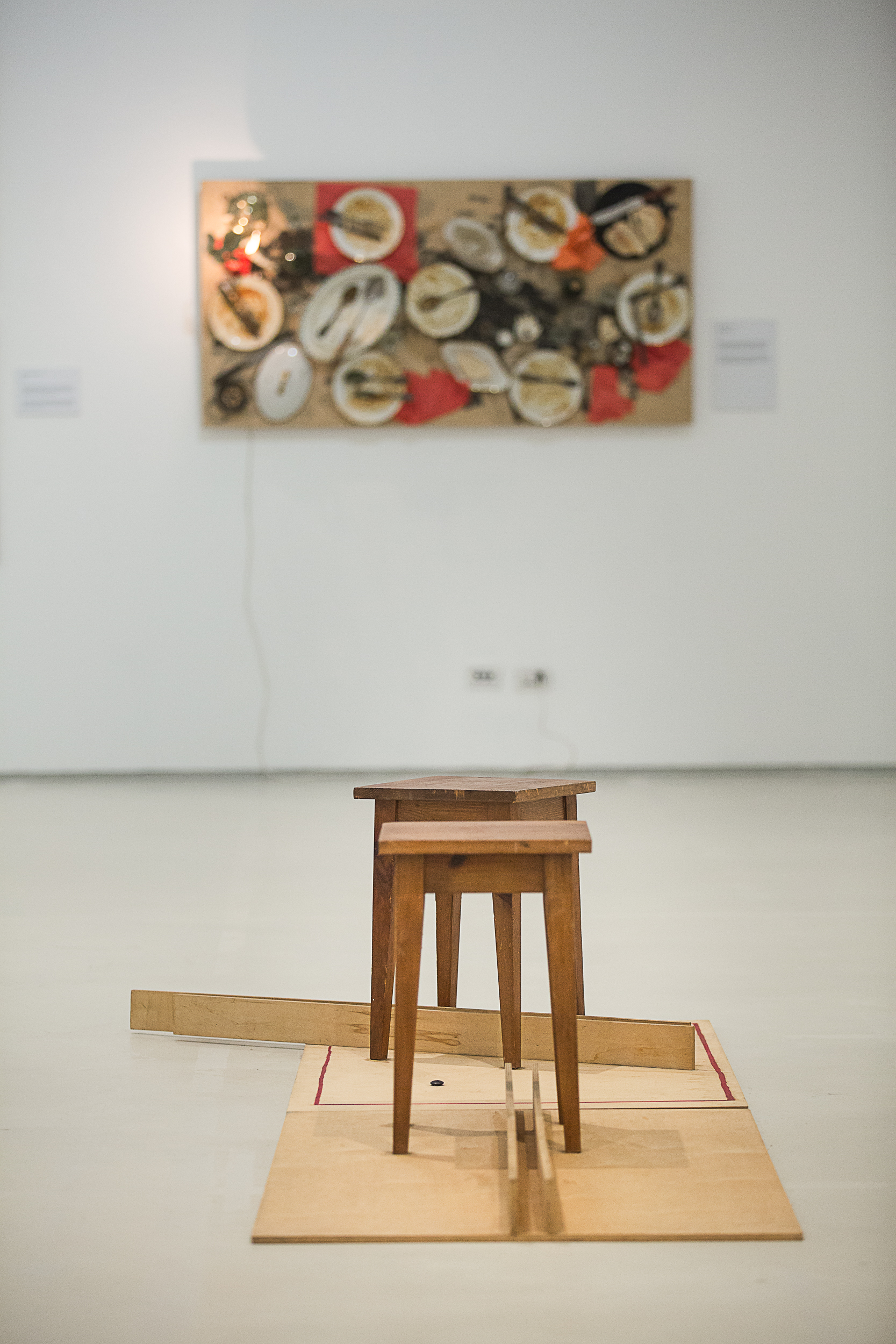 Wystawa prac z Kolekcji MOCAK-u w Rzymie, fot. Giovanni Stella, courtesy Fondazione MAXXI | na pierwszym planie widoczna praca Koji Kamoji //Klasztor// (1997), w tle praca Daniela Spoerriego // Cykl z Sewilli, nr 16// (1991)