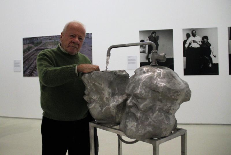 Otwarcie wystawy prac z Kolekcji MOCAK-u w Rzymie, fot. Krzysztof M. Bednarski | Achile Bonito Oliva z pracą Krzysztofa M. Bednarskiego //Czytanie// Kapitału (2014)
