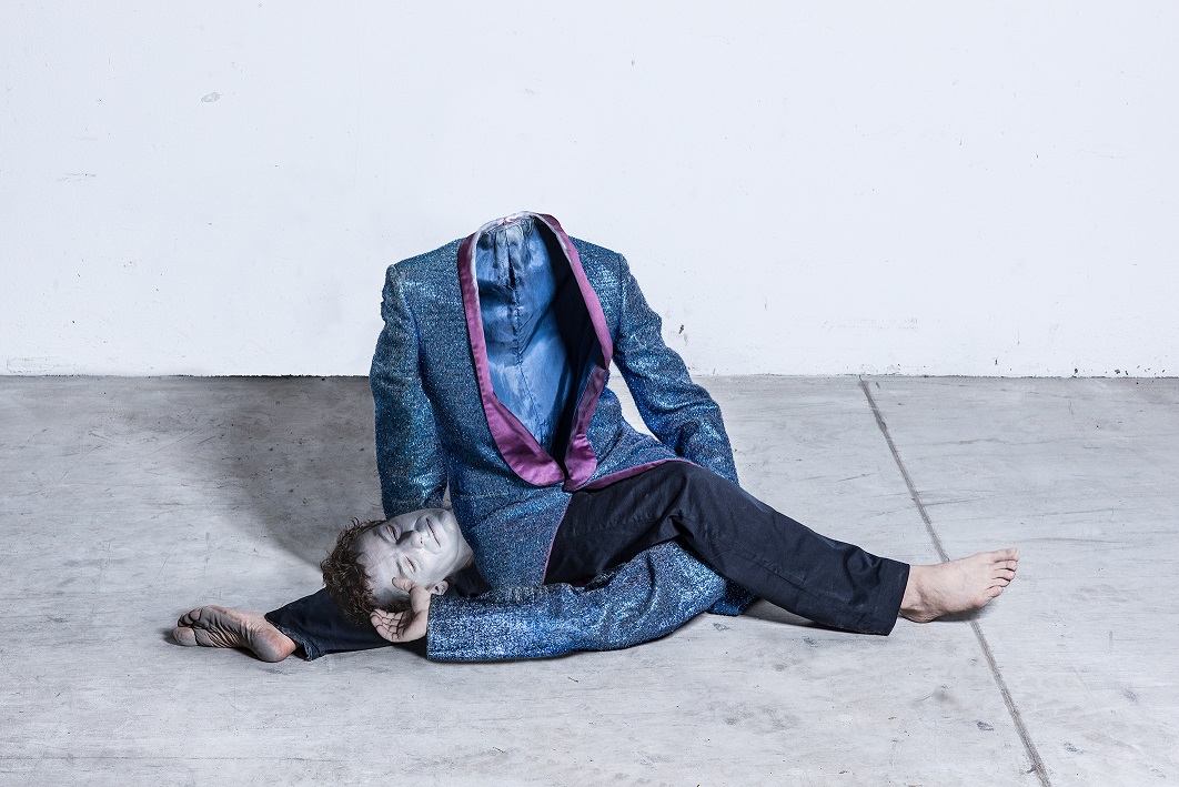Oskar Dawicki, //Gimnastyka profana//, 2013 tusz pigmentowy / płótno, 200 x 100 cm, courtesy Galeria Raster