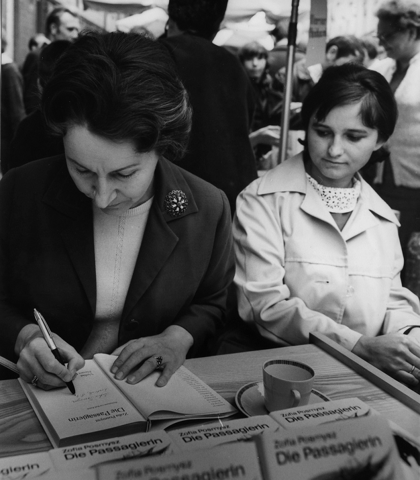 Zofia Posmysz podpisująca pierwsze niemieckie wydanie //Pasażerki// na Targach Książki w Rostocku w 1969, fot. prywatne archiwum Zofii Posmysz