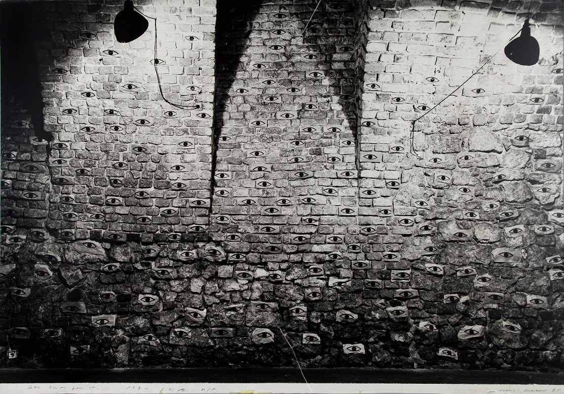 John Blake, //600 oczu dla Krzysztoforów//, 1981, fotografia instalacji, 126 × 179,3 cm, Archiwum MOCAK-u