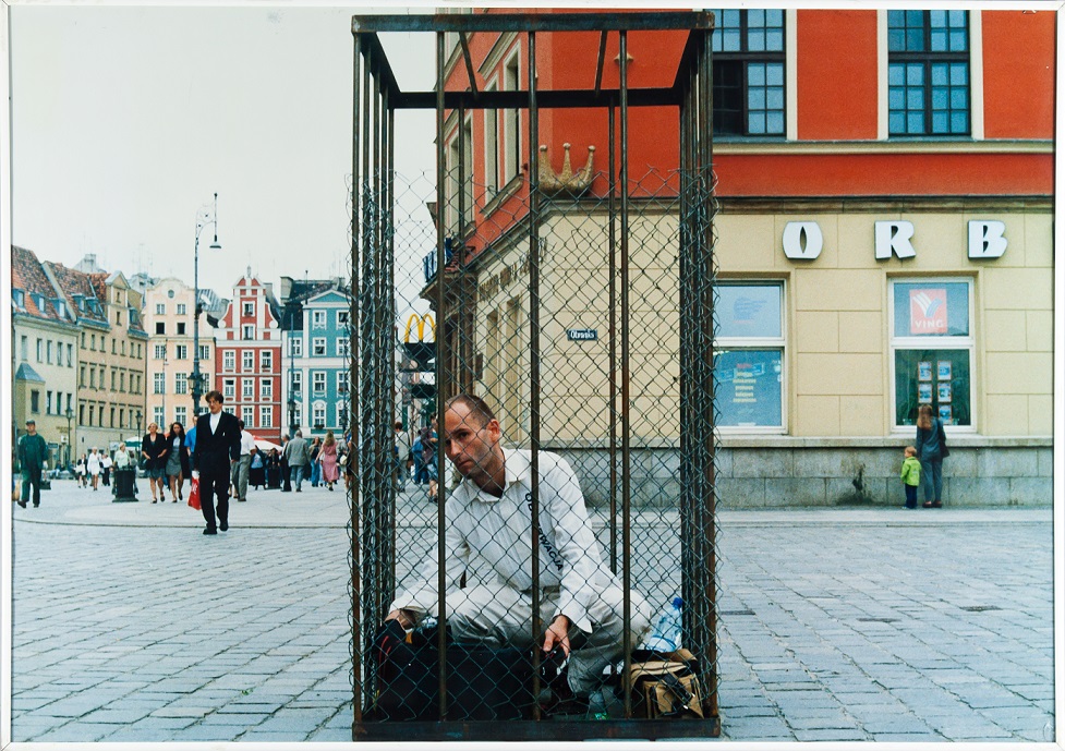 Jacek Zachodny, //Obserwacja//, 1998, fotografia z akcji, 70 × 100 cm, Archiwum MOCAK-u