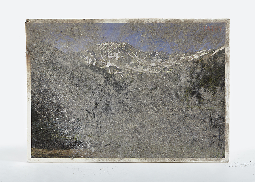 Diana Lelonek, //Góra//, z cyklu //Liban i Płaszów// – nowa archeologia, 2017, fotografia obiektu znalezionego, © D. Lelonek