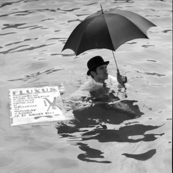 Ben Vautier pływa w porcie w Nicei, 26 lipca 1963, Nicea, podczas Fluxus Festival dArt Total (et du Comportement); fot. Philippe Franèois
