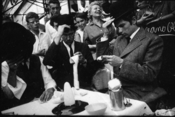 Robert Bozzi, George Maciunas i Ben Vautier przedstawiają //In Memoriam to Adriano Olivetti// Georgea Maciunasa, 26 lipca 1963, Nicea, podczas Fluxus Festival dArt Total (et du Comportement); fot. Philippe Franèois