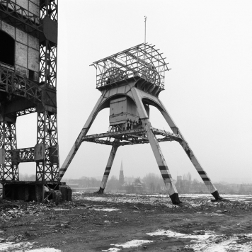 Wojciech Wilczyk, //Wieże wyciągowe Kopalni Węgla Kamiennego "Polska"// w Świętochłowicach, 14.12.2005,z cyklu //Postindustrial//, 2003-2006