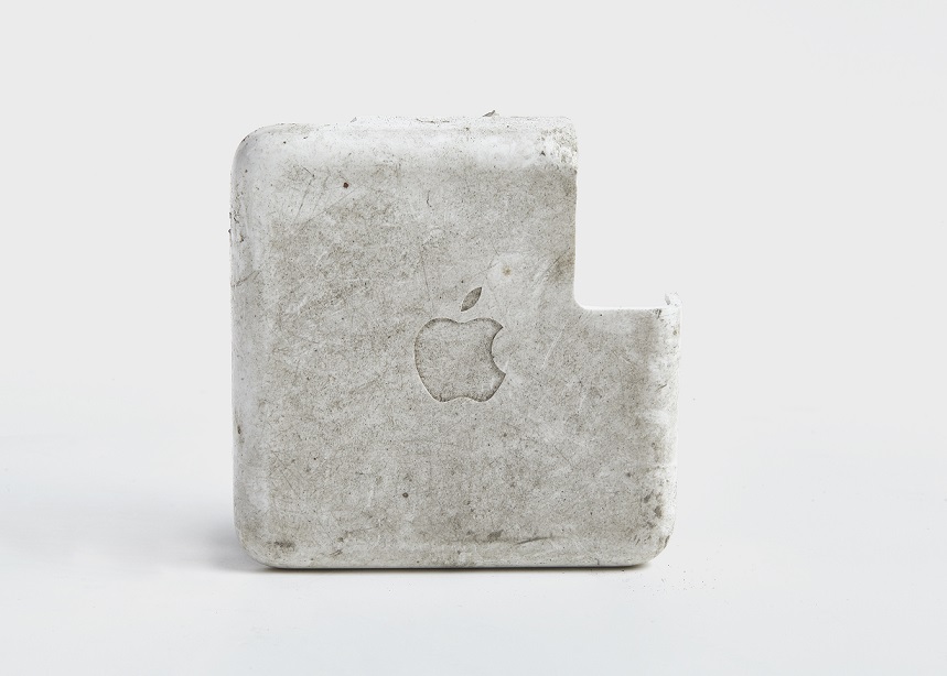 Diana Lelonek, //Zasilacz Apple//, z cyklu //Liban i Płaszów – nowa archeologia//, 2017, fotografia obiektu znalezionego, © D. Lelonek