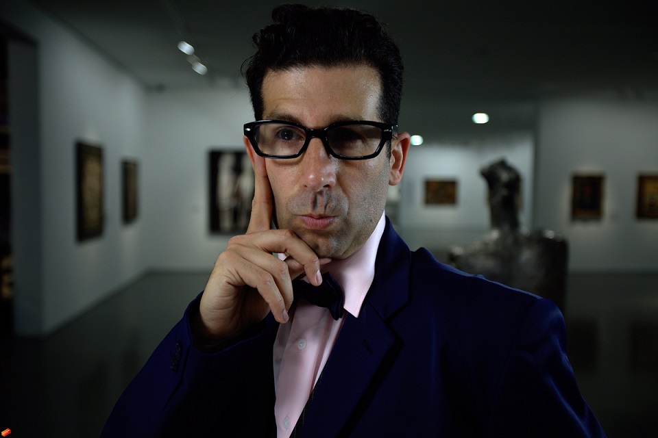 Shahar Marcus, //Kurator//, 2011, video, 4 min 25 s