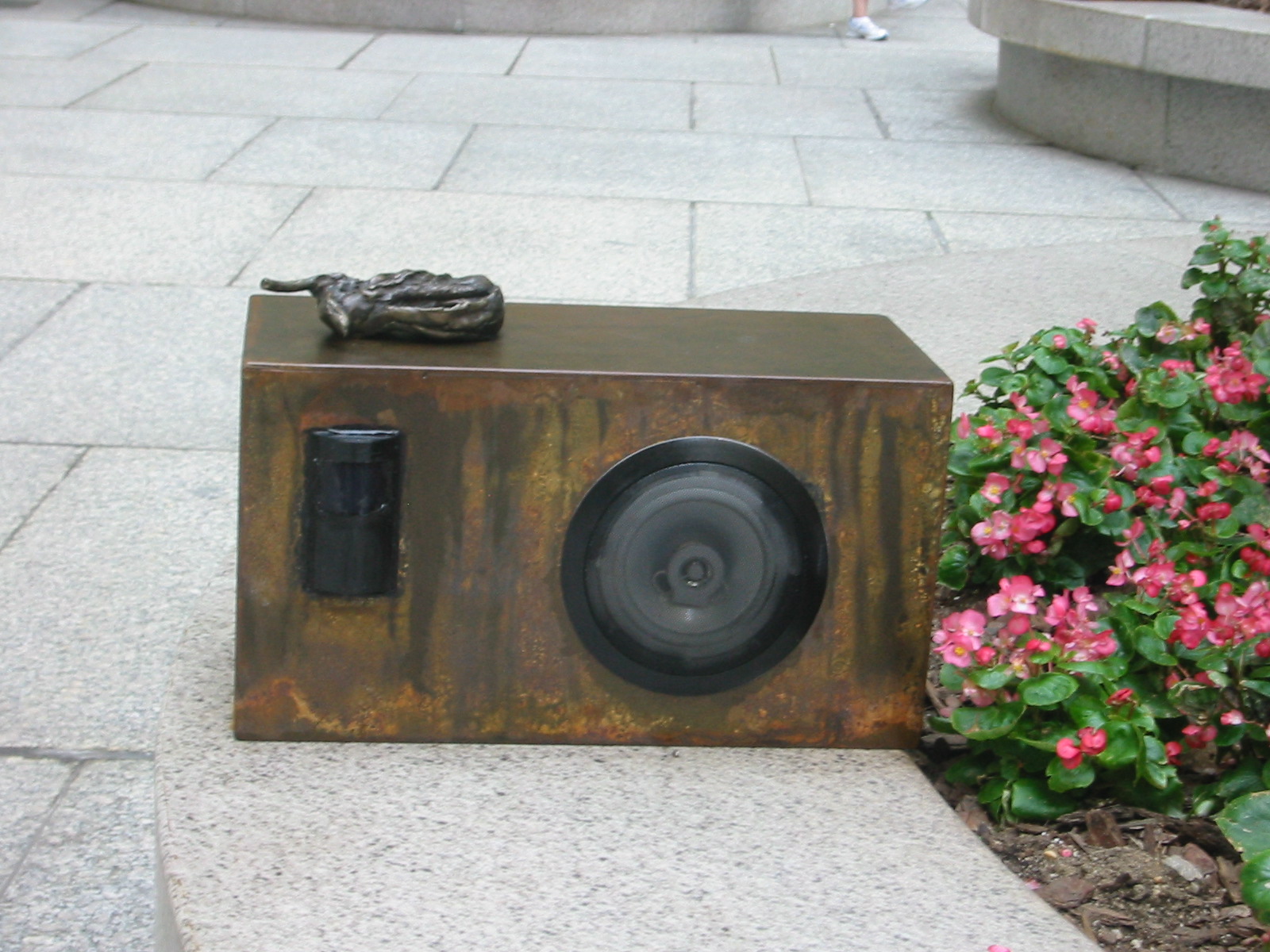 Anita Glesta, //Guernika//, rzeźbiarska instalacja dźwiękowa na Chase Manhattan Plaza, Nowy Jork 2007