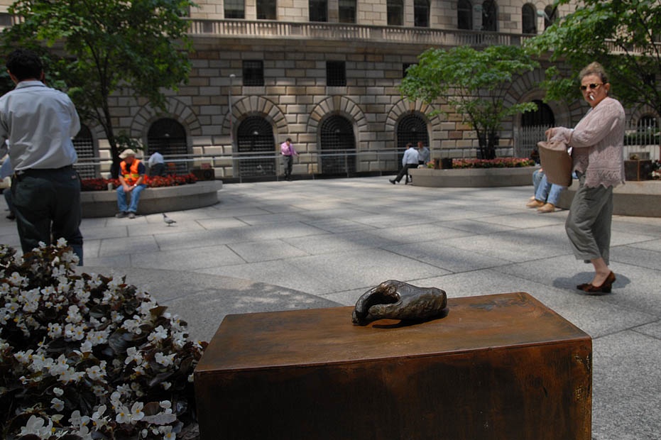 Anita Glesta, //Guernika//, rzeźbiarska instalacja dźwiękowa na Chase Manhattan Plaza, Nowy Jork 2007