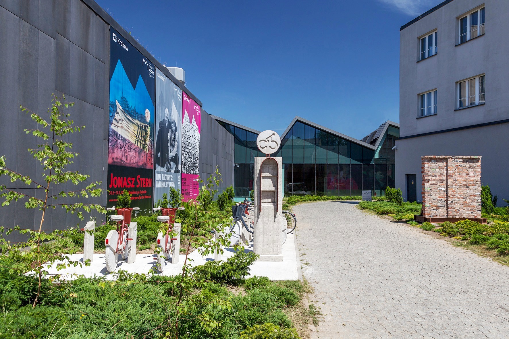 Leopold Kessler, //Surrogate City Bike Station / MOCAK 2015//, 2015/2017 and Dorota Nieznalska, //A Gift to Krakow from Gdańsk//, 2017, photo: R. Sosin