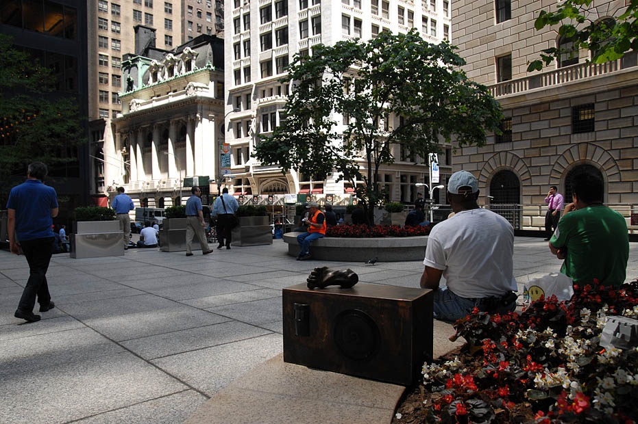 Anita Glesta, //Guernika//, rzeźbiarska instalacja dźwiękowa na Chase Manhattan Plaza, Nowy Jork 2007
