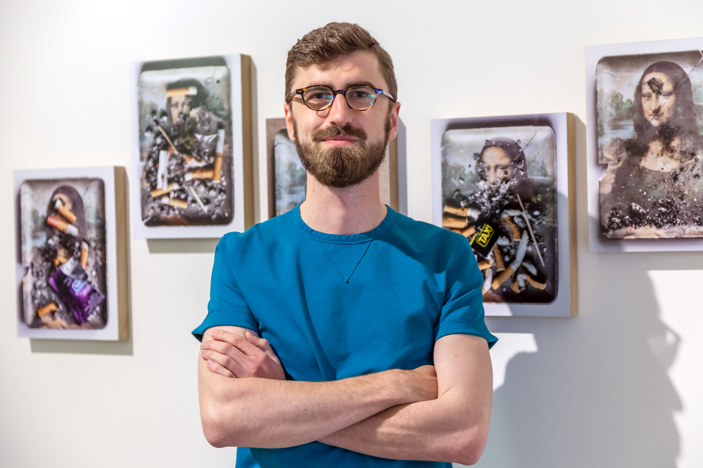 Maciej Kłuś przy pracach Manfreda Grübla, wystawa //Sztuka w sztuce//, fot. Rafał Sosin