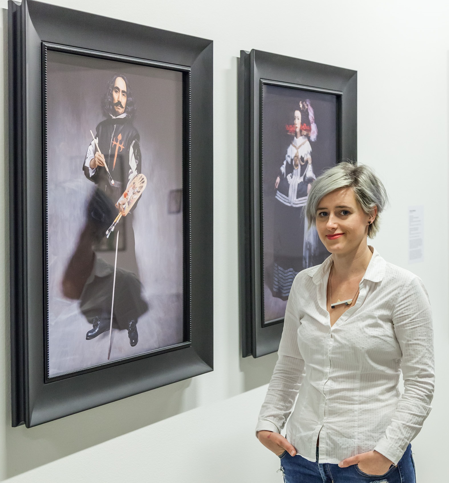 Katarzyna Wincenciak przy pracach Yasumasy Morimury, wystawa //Sztuka w sztuce//, fot. Rafał Sosin
