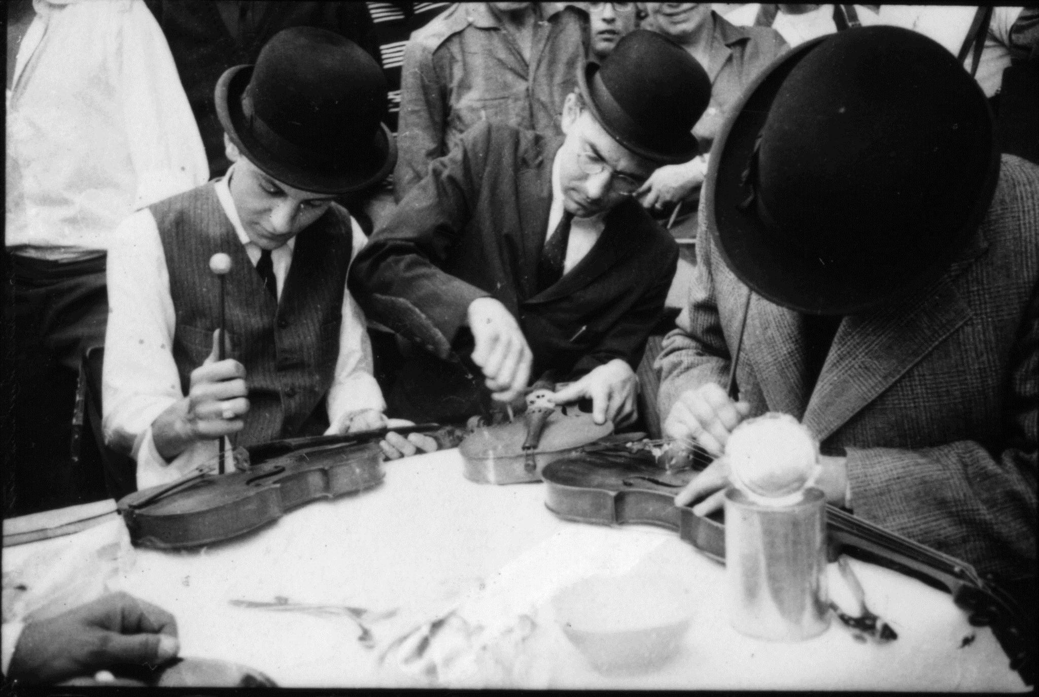 Robert Bozzi, George Maciunas i Ben Vautier przedstawiają //Two Sounds// La Monte Younga, 26 lipca 1963, Nicea, podczas Fluxus Festival d’Art Total (et du Comportement); fot. Philippe François