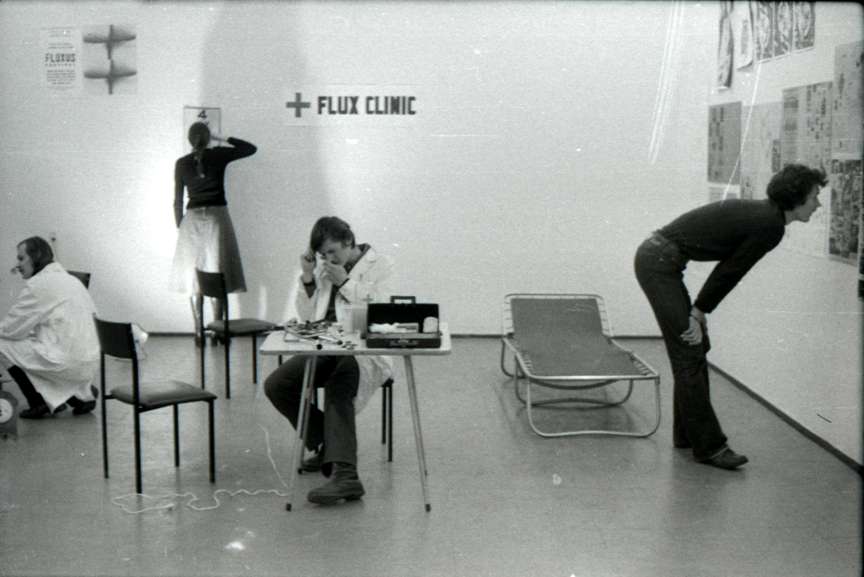 Przedstawienie //Flux Clinic// Hi Red Centers, 1 grudnia 1977, podczas festiwalu Three Flux Days of Fun and the Fourth Day in a Flux Clinic, 26 lipca 1963, Nicea, podczas Fluxus Festival d’Art Total (et du Comportement); fot. Philippe François