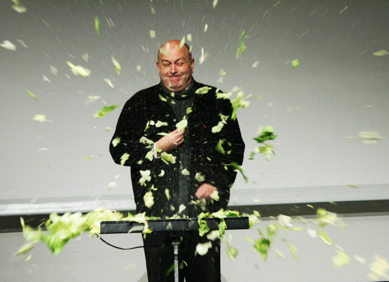 Christopher Nielsen przeprowadza performans //Lettuce Music for Sten Hanson// Bengta af Klintberga (1963), Henie Onstad Kunstsenter, Oslo, październik 2010, fot. Gunhild Varvin