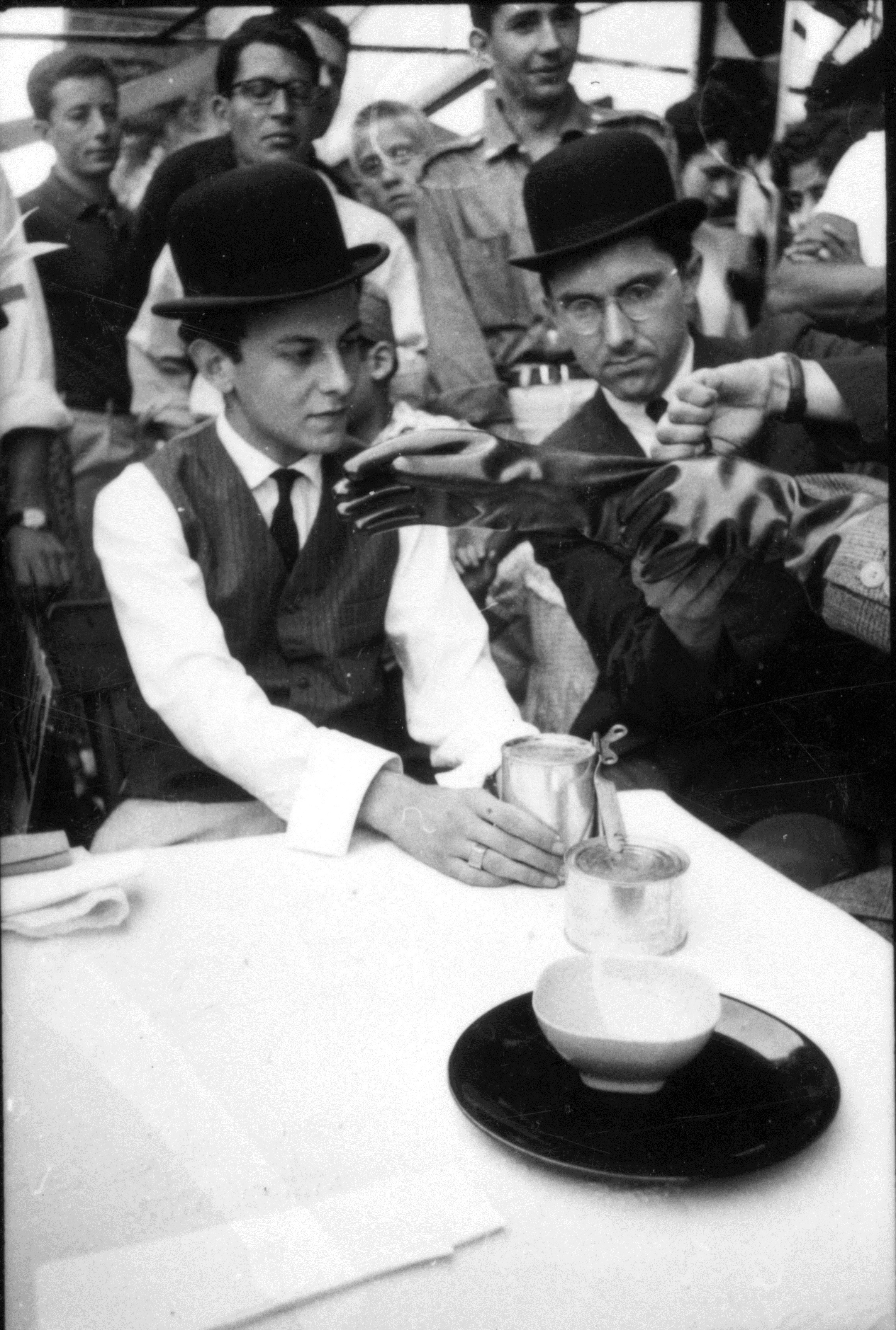Robert Bozzi i George Maciunas, przedstawiają //Gloves// Dicka Higginsa, Nicea, lipiec 1963, fot. Philippe Francois