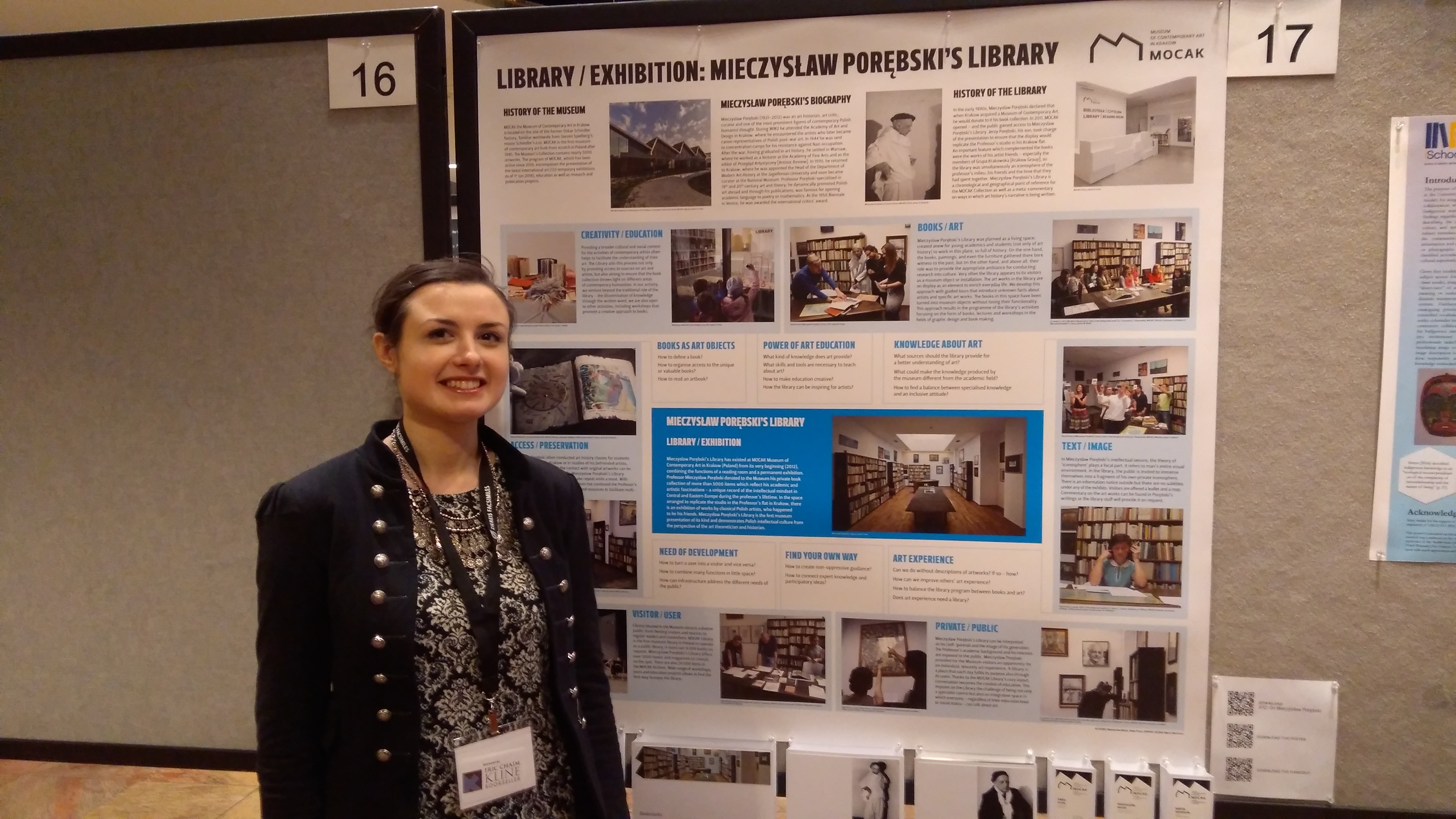 Anna Pyzik przedstawiająca plakat //Biblioteka/wystawa. Biblioteka Mieczysława Porębskiego – studium przypadku//