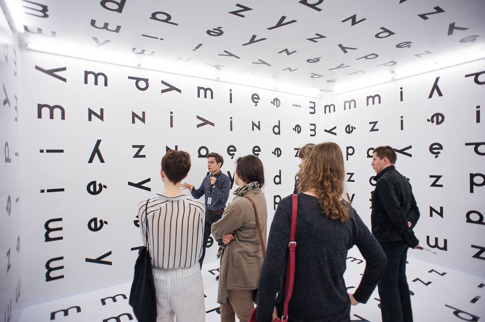 Wewnątrz instalacji Stanisława Dróżdża //Między//, 1977/2004, Kolekcja MOCAK-u, fot. Marcin Świdziński,