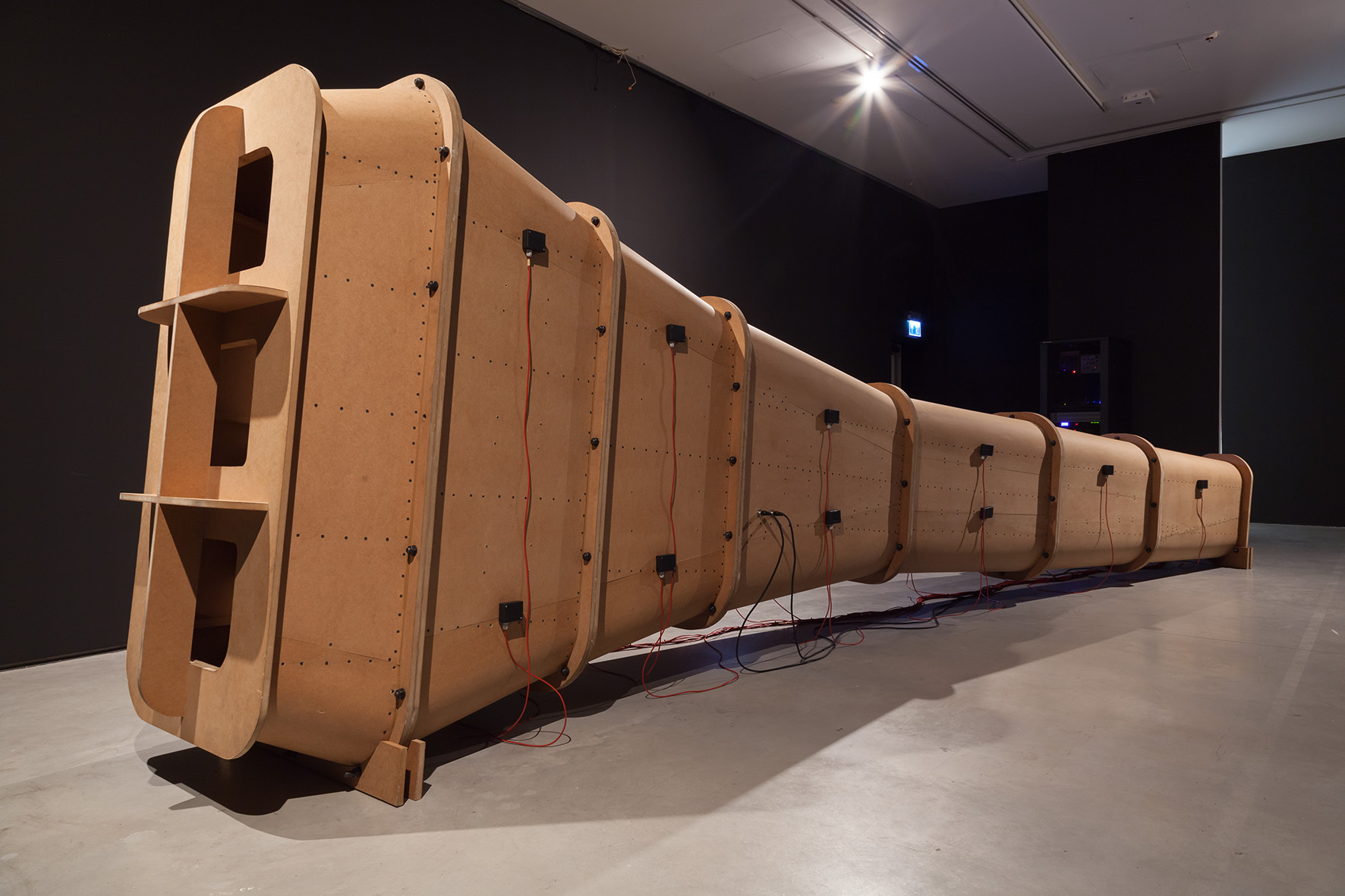 Wystawa //Nonsensowne Technologie//, widoczna praca Przemysława Jasielskiego, //Leviathan//, 2013, fot. R. Sosin