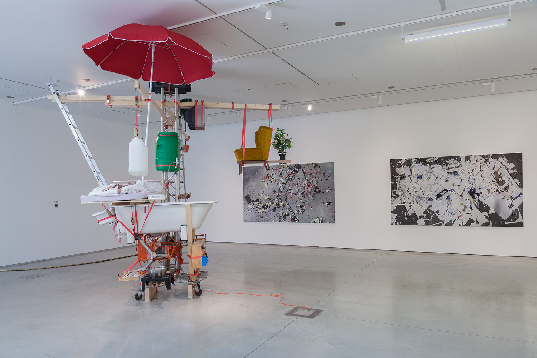 Wystawa //Nonsensowne Technologie//, widoczne prace Rainnera Prohaski, //Shopping Cart Motor Home//, 2017 oraz Przemysława Jasielskiego, z serii //Map of Activity//, 2017, fot. R Sosin