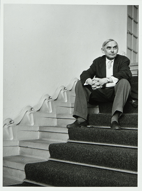 Friedrich Vordemberge-Gildewart na schodach w Osthaus-Museum Hagen, 1957, courtesy Museum Wiesbaden Archiv