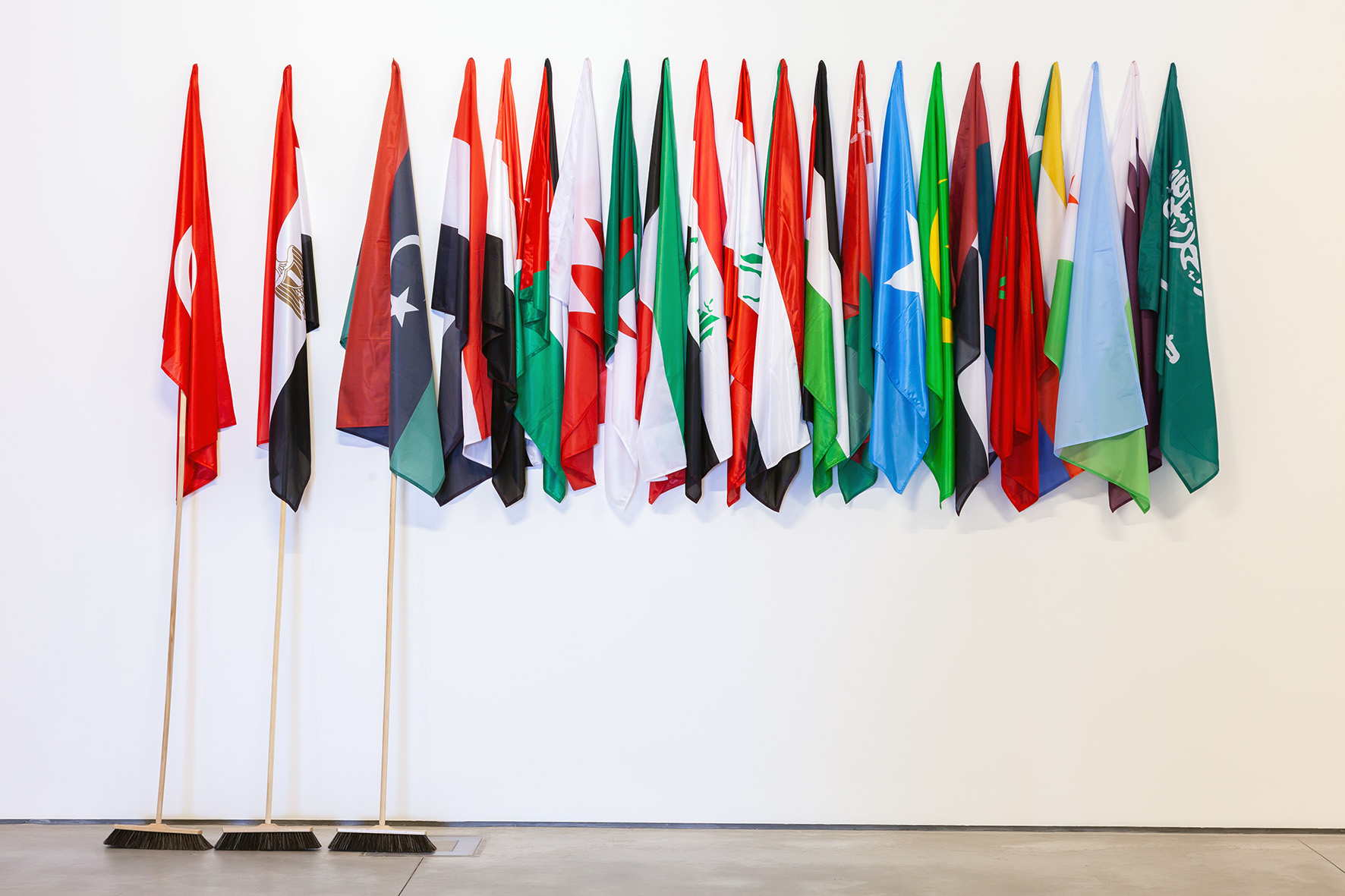 Wystawa //Ojczyzna w sztuce//. Mounir Fatmi, //Stracone wiosny//, 2011, instalacja, 300 × 405 × 40 cm, courtesy M. Fatmi, Art Front Gallery, Tokyo, fot. R. Sosin