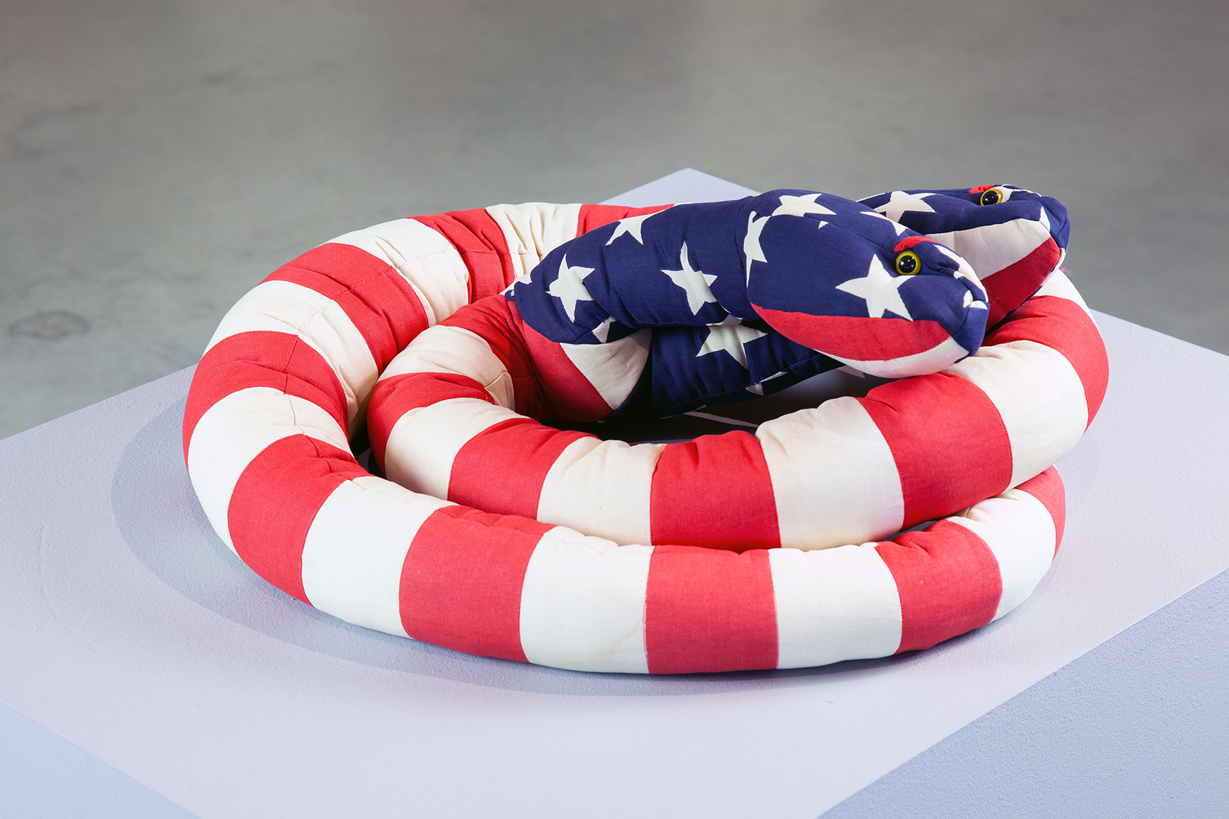 Wystawa //Ojczyzna w sztuce//. Melissa Vandenberg, //Wielogłowy patriota//, 2012, obiekt, 25 × 71 × 51 cm, courtesy M. Vandenberg, Maus Contemporary, fot. R. Sosin
