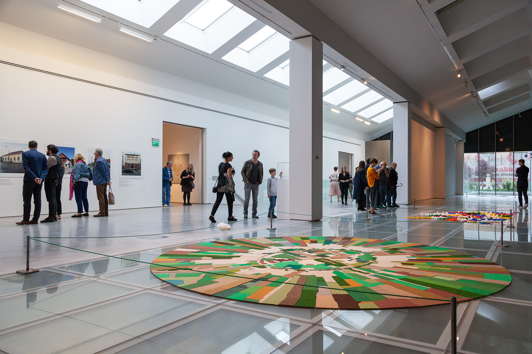 Wystawa //Ojczyzna w sztuce//. Na pierwszym planie: Gal Weinstein, //Nahalal (częściowo zachmurzone)//, 2011, instalacja, 395 × 395 × 35 cm, courtesy G. Weinstein, Galleria Riccardo Crespi, Milan, fot. R. Sosin