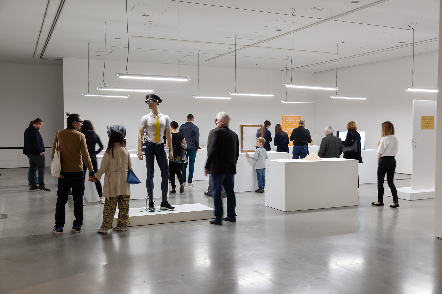 Wystawa //Ojczyzna w sztuce//. Simon Fujiwara, //Szczęśliwe muzeum//, 2016, instalacja, wymiary różne, courtesy S. Fujiwara, fot. R. Sosin