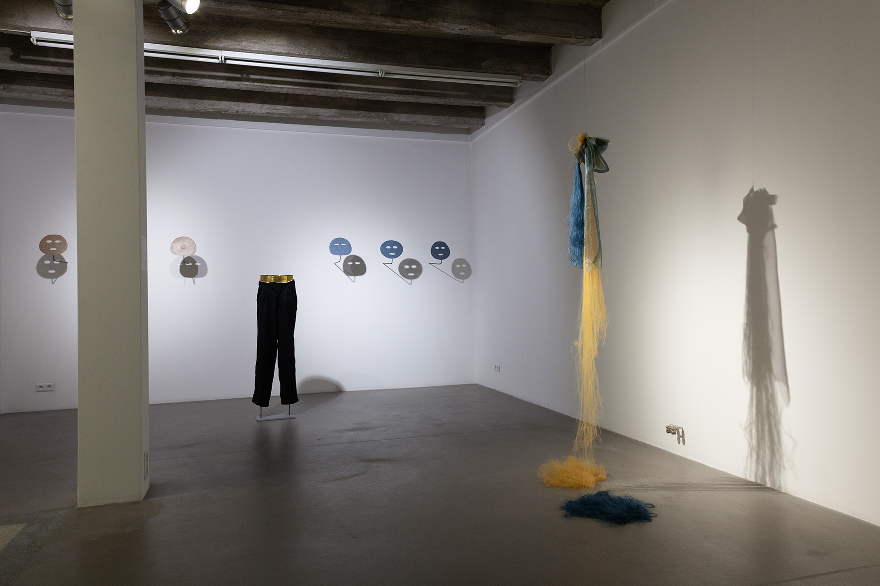 Wystawa //Gra w murach Akademii//. Po lewej: Ona Juciūtė, //Armstrong / Blues//, 2018, po prawej: Elinga Garuolytė, //About the Body//, 2018, fot. R. Sosin 