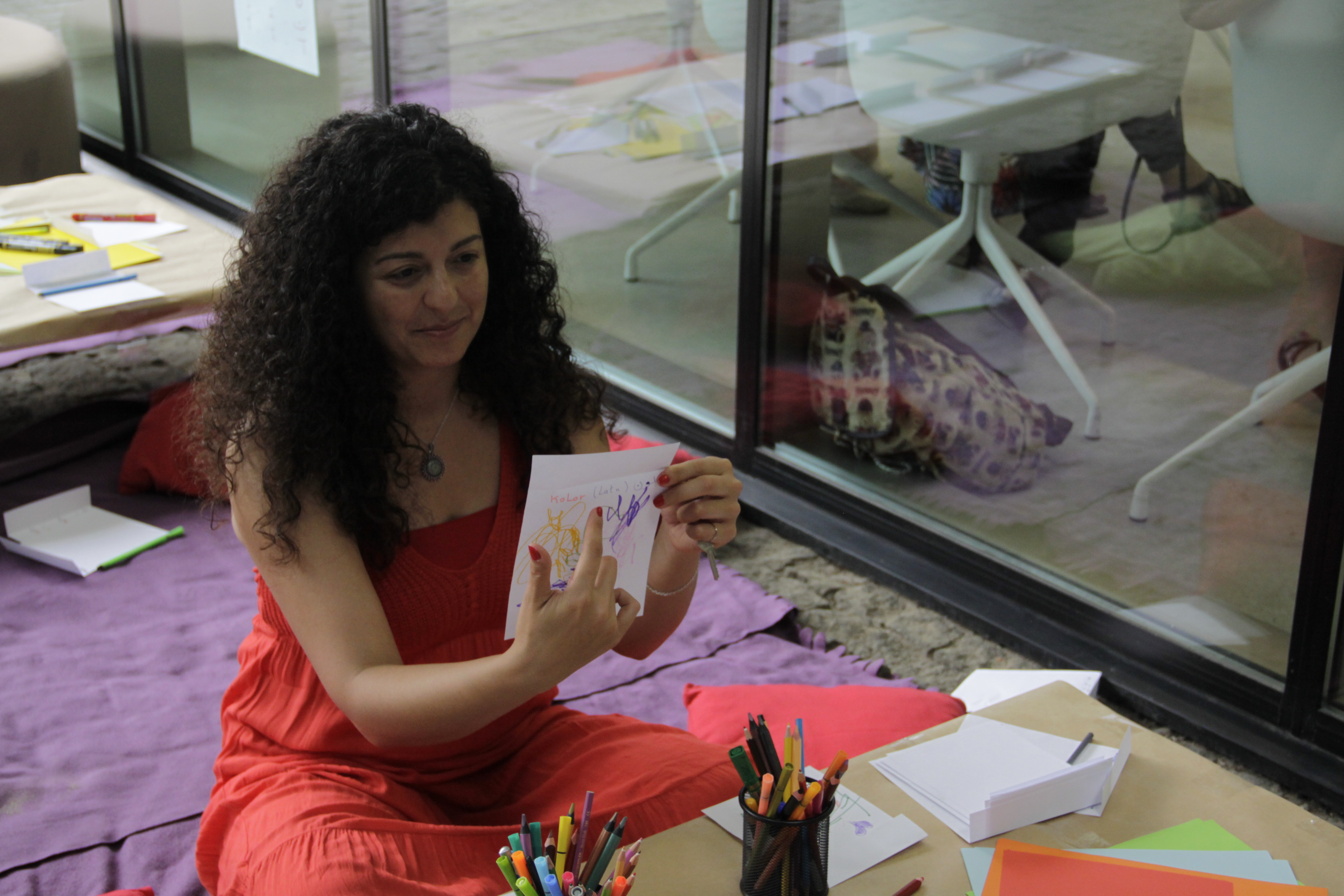 Kholoud Charaf podczas warsztatów //Zabawki, które pomagają// w Bibliotece MOCAK-u, 9.6.2018, fot. P. Kulig