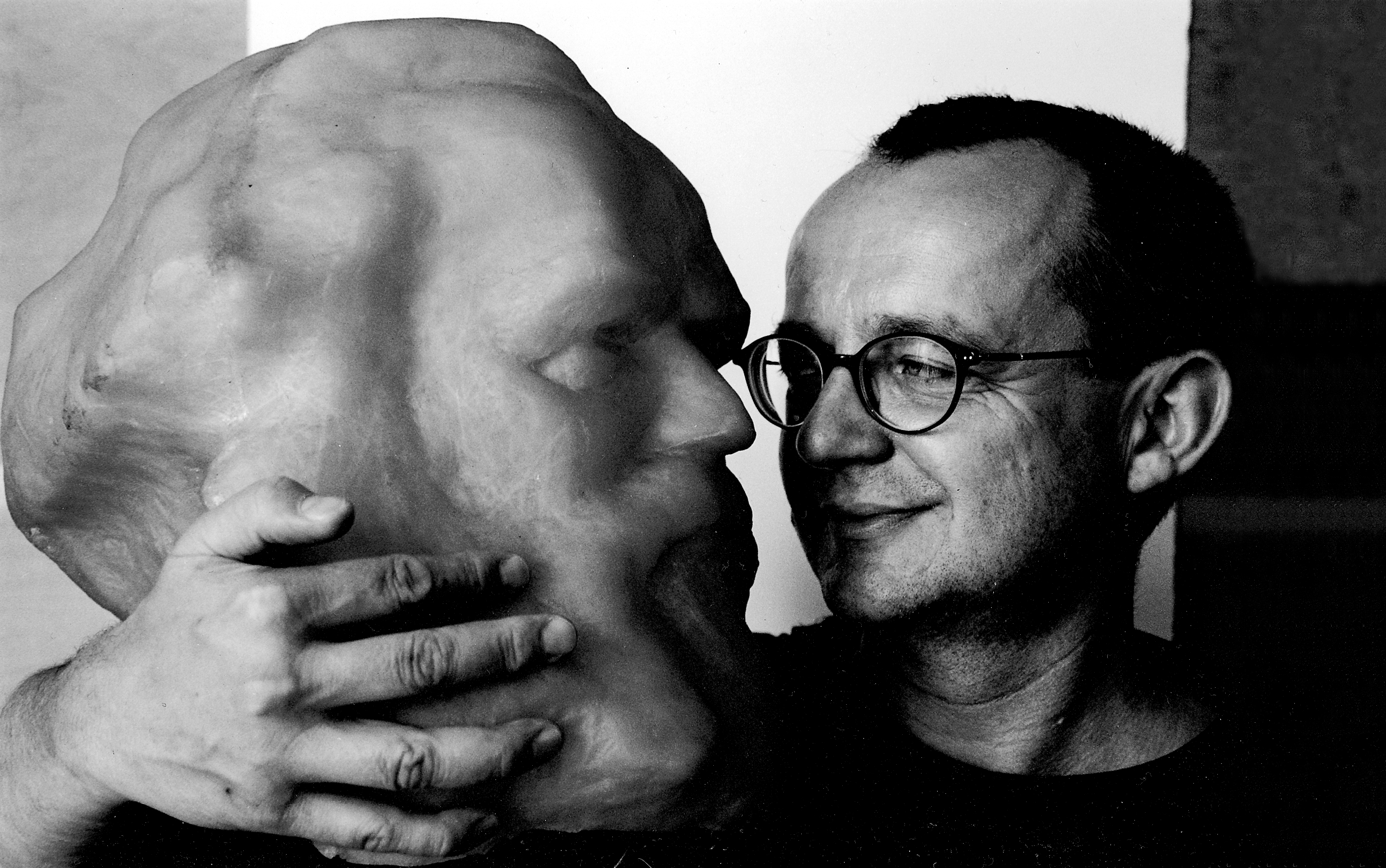 Krzysztof M. Bednarski ze swoją rzeźbą, fot. A. Konik