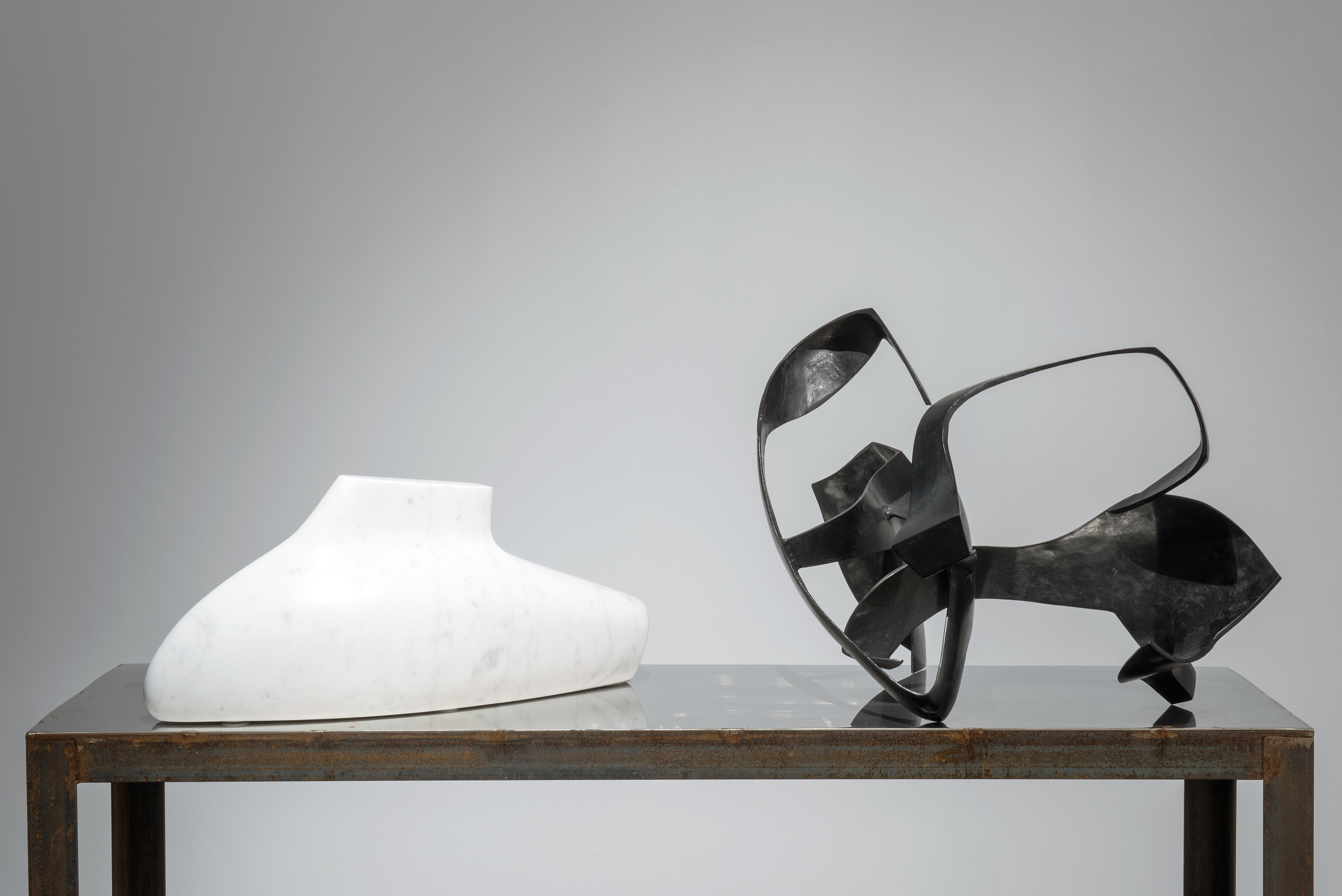 Krzysztof M. Bednarski, //Moby Dick – Bianco//, 2012, marmur karraryjski, 23 × 25 × 57 cm; //Moby Dick – Powierzchnia  całkowita//, 2008, brąz patynowany, 37 × 60 × 57 cm, fot. K. M. Bednarski