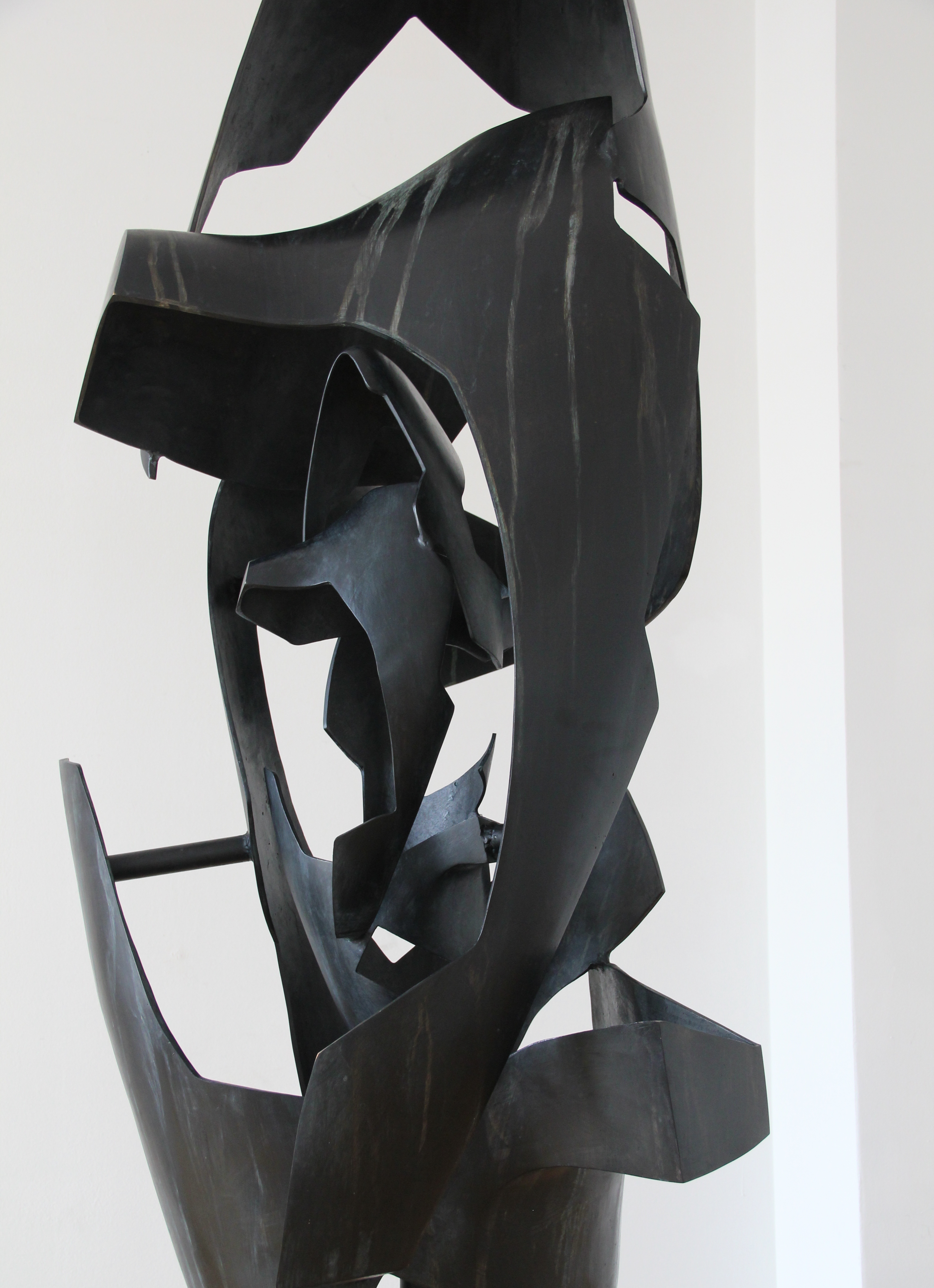Krzysztof M. Bednarski, //Moby Dick – Vertical Whale//, 2012, brąz patynowany, 260 × 80 × 70 cm, fot. K. M. Bednarski