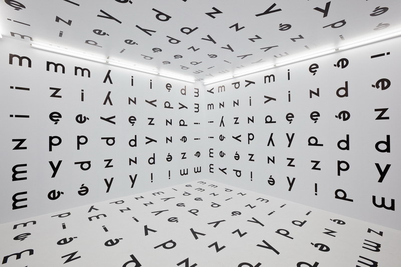 Stanisław Dróżdż, //In-Between//, 1977/2004, installation, 300 × 500 × 450 cm, MOCAK Collection