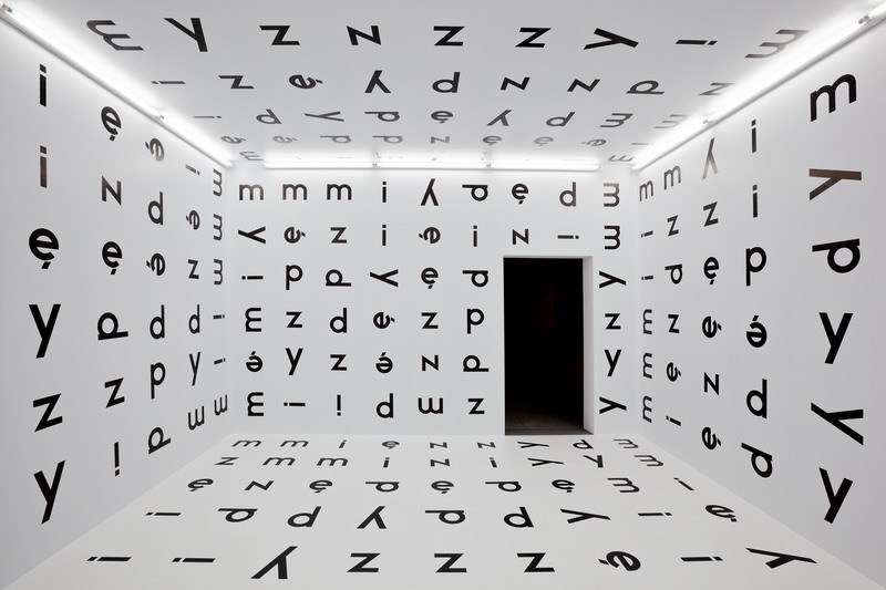 Stanisław Dróżdż, //In-Between//, 1977/2004, installation, 300 × 500 × 450 cm, MOCAK Collection