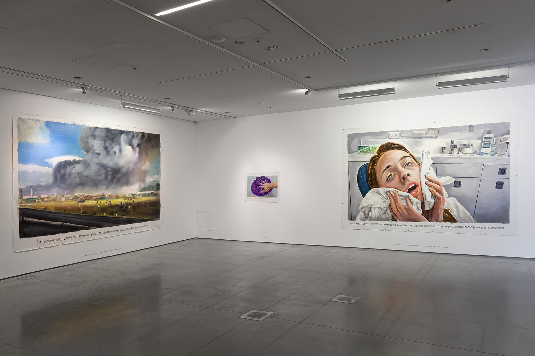 Wystawa //Ranny, który może chodzić//. Po prawej: bez tytułu [Las się rozstępuje...], 2018 olej / płótno, 270 × 430 cm, courtesy Muntean/Rosenblum, Galerie Ron Mandos, Amsterdam, fot. R. Sosin