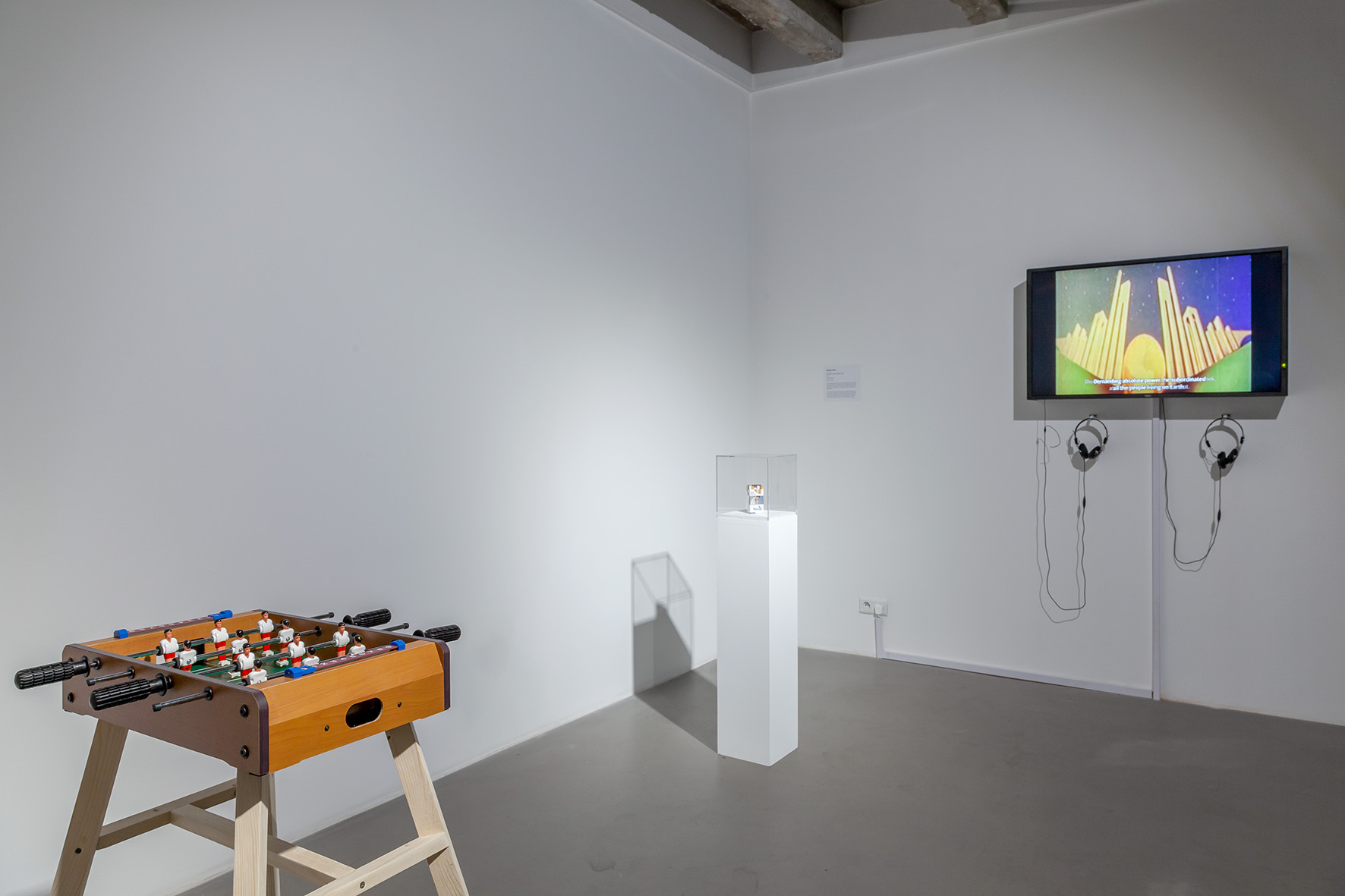 //The Studio of Łukasz Skąpski// exhibition. Foreground: Emilia Turek, //Game-Playing/, 2018, object, 10 × 50.5 × 31.5 cm, courtesy of E. Turek, photo: R. Sosin