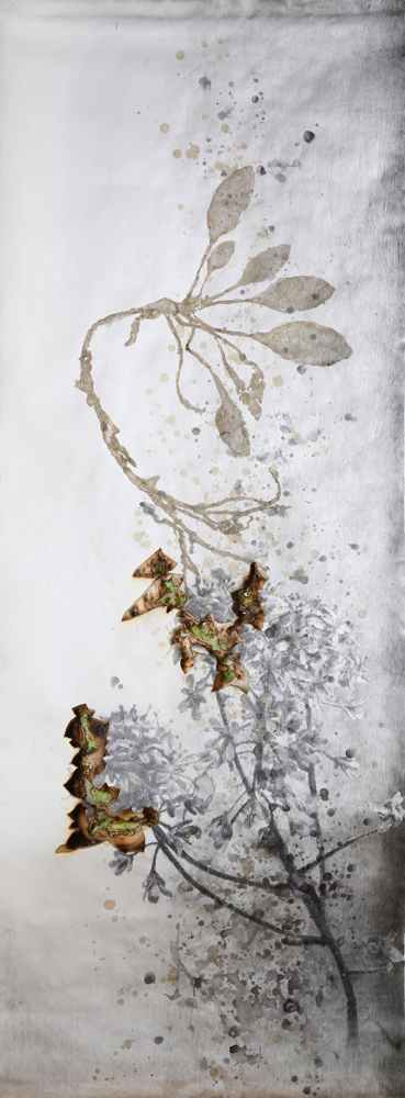 Akira Inumaru, z cyklu: //L’arc-en-ciel des plantes//, 2018, technika mieszana / papier, 200 × 73 cm, courtesy A. Inumaru 