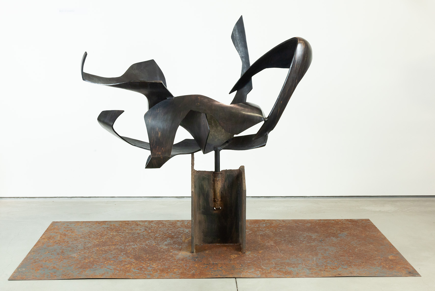 Wystawa //Karol Marks vs Moby Dick. Analiza formy i rozbiórka idei//. Krzysztof M. Bednarski, //MD& (XVI)//, 2013, brąz patynowany, 128 × 122 × 50 cm, courtesy of K.M. Bednarski, fot. R. Sosin