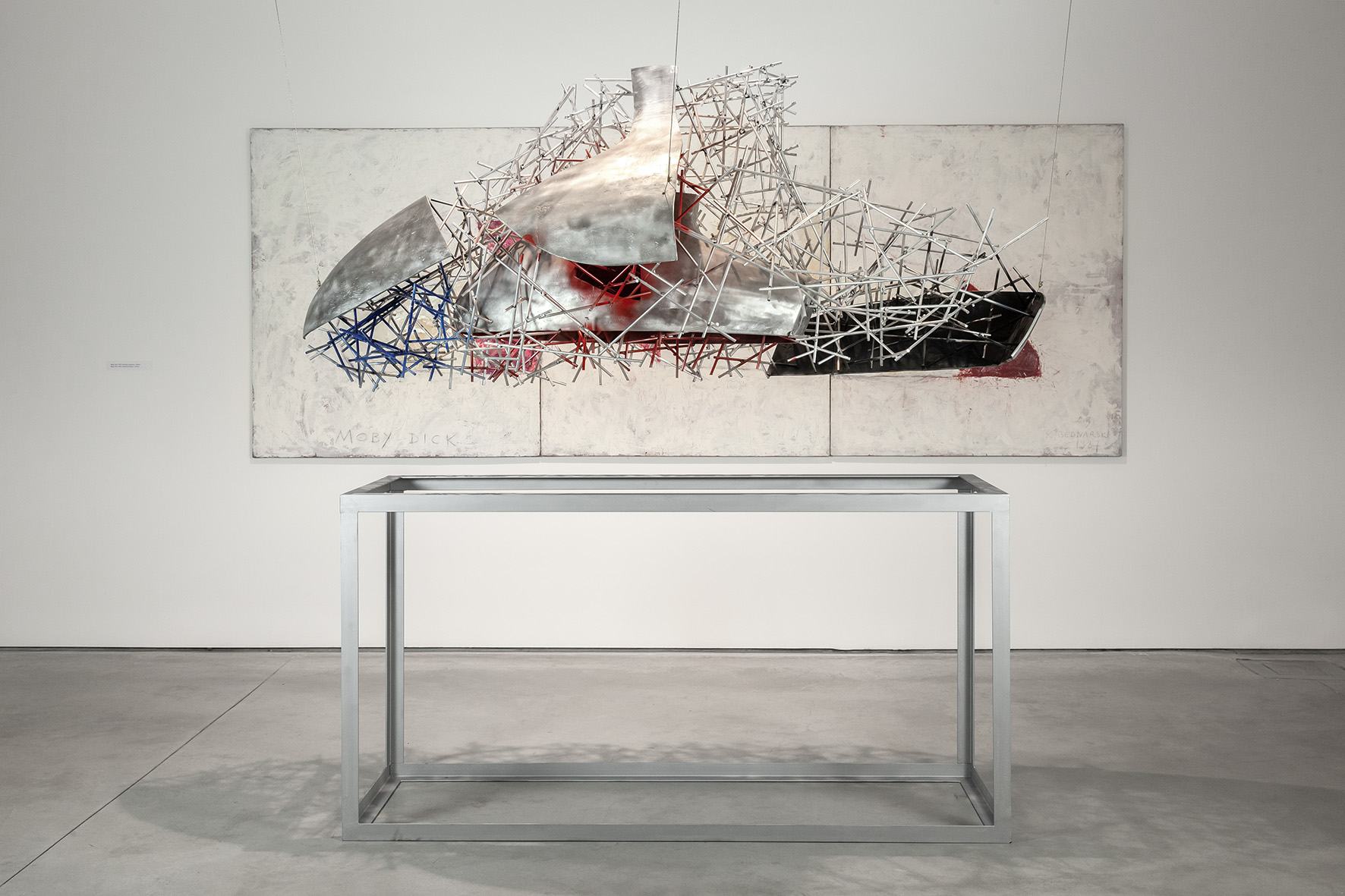 Widok wystawy. Na pierwszym planie: Krzysztof M. Bednarski, //Neo-Moby Dick//, 2014, aluminium, 240 × 90 × 100 cm, courtesy of K.M. Bednarski, w tle: Krzysztof M. Bednarski, //Moby Dick//, 1997, technika mieszana / płótno, 150 × 390 cm, courtesy of K.M. Bednarski, fot. R. Sosin 