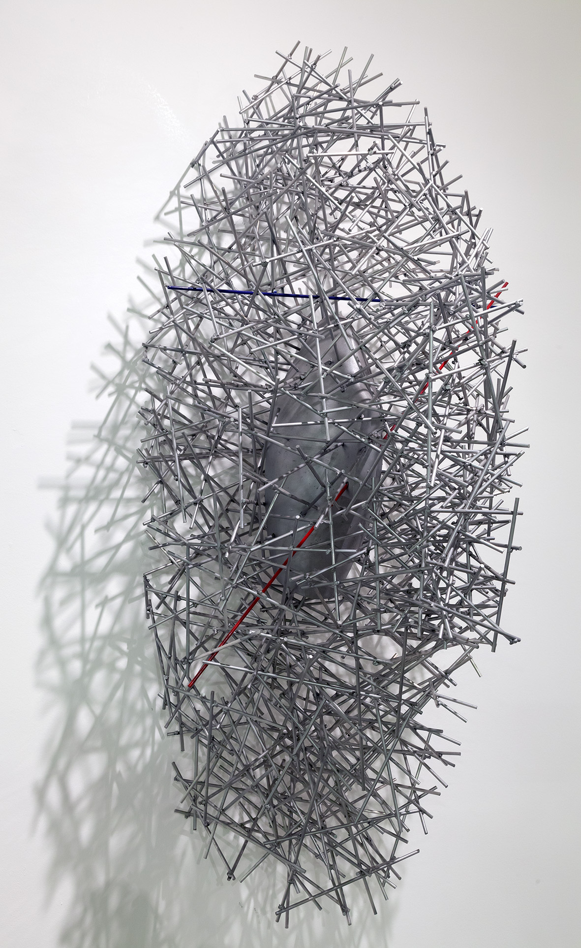 Wystawa //Karol Marks vs Moby Dick. Analiza formy i rozbiórka idei//, na zdjęciu: Krzysztof M. Bednarski, //Moby Dick Ziarno//, 2014, aluminium, 175 × 75 × 66 cm, courtesy of K.M. Bednarski, fot. R. Sosin